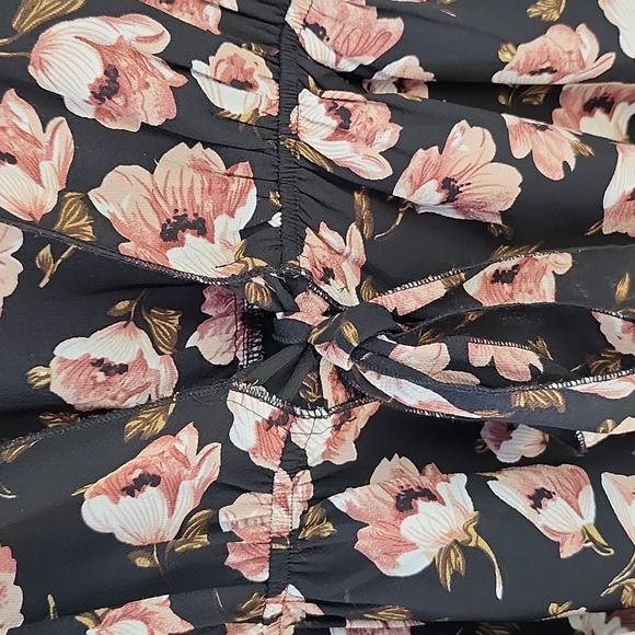 Forever 21 black/floral tie-front top - Picture 2 of 12